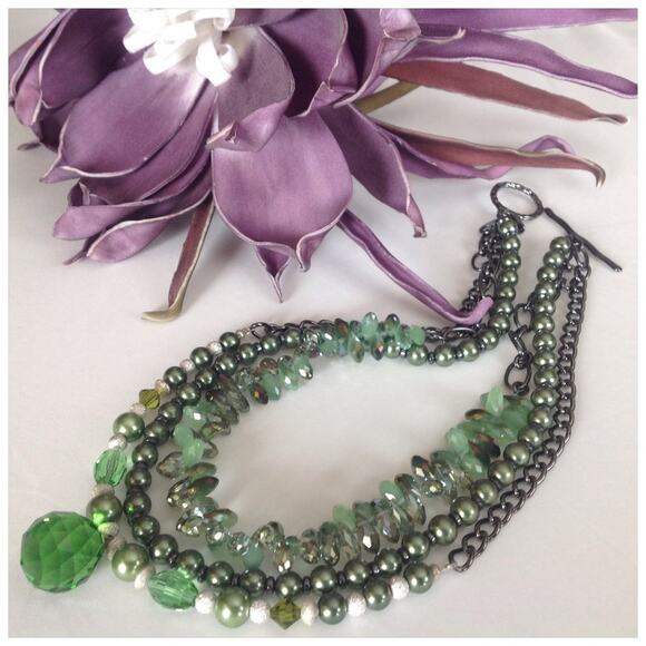 Beautiful Emerald Green Pearl-Like Necklace - Picture 1 of 7